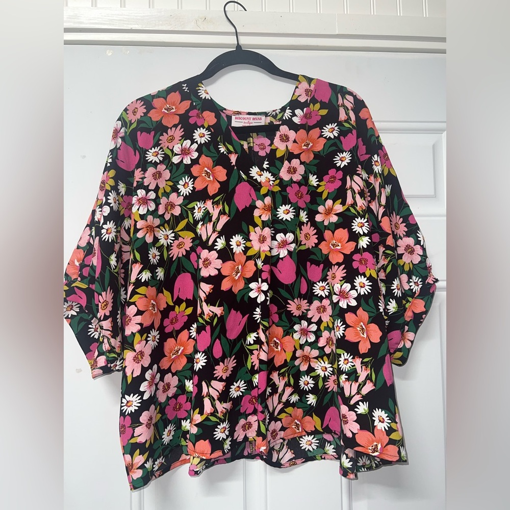 Discount Divas brand over size pancho style shirt. Size medium.